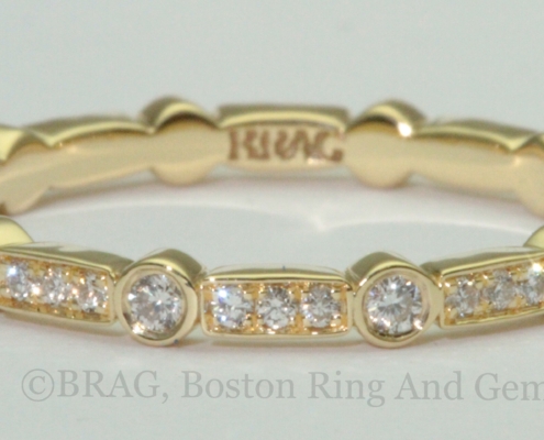 18k Yellow gold Art deco wedding ring. Diamonds set in alternating round bezel and rectangle bead set.